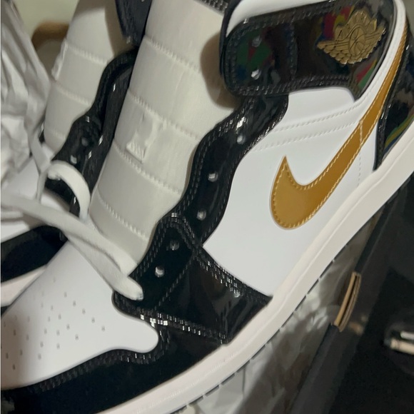 Jordan Air 1 Mid SE Black and Metallic Gold - Picture 2 of 5